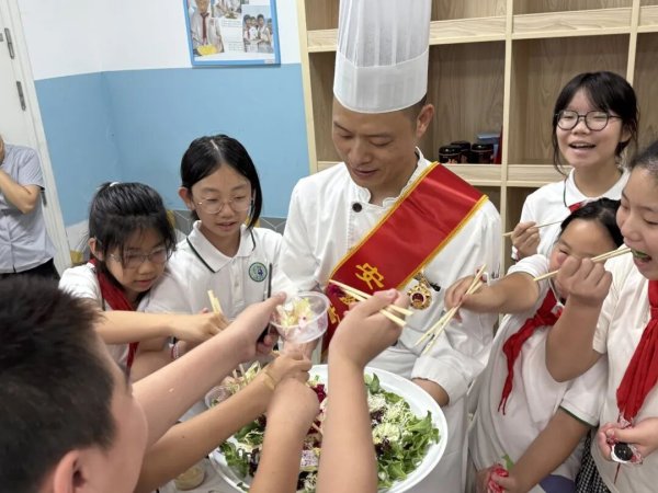 驰牛配资 开学第一天，安徽省总工会“劳模工匠进校园”活动走进小学