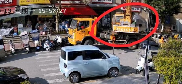 兴泊证券 贵阳一吊车吊装物脱落砸伤3人 当地应急管理局：事故原因正在调查